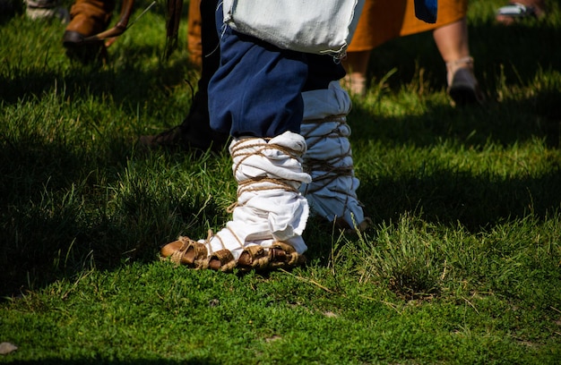 Mensen in middeleeuwse kleding met bogen op het grondgebied van het kasteel