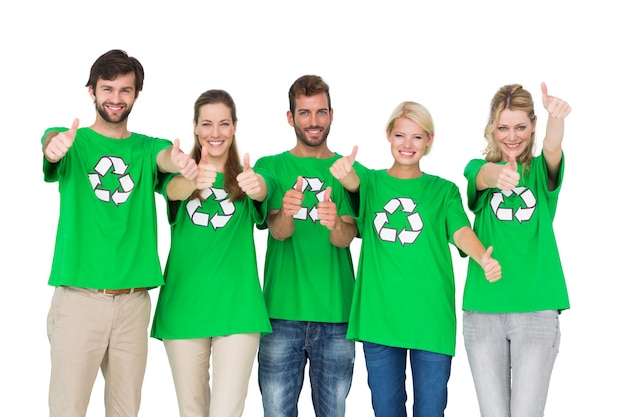 Mensen in recycling symbool t-shirts gesturing duimen omhoog