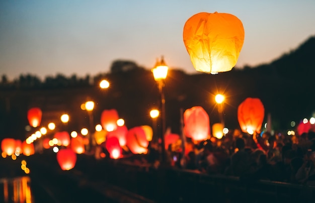 Foto mensen in sky lantern festival