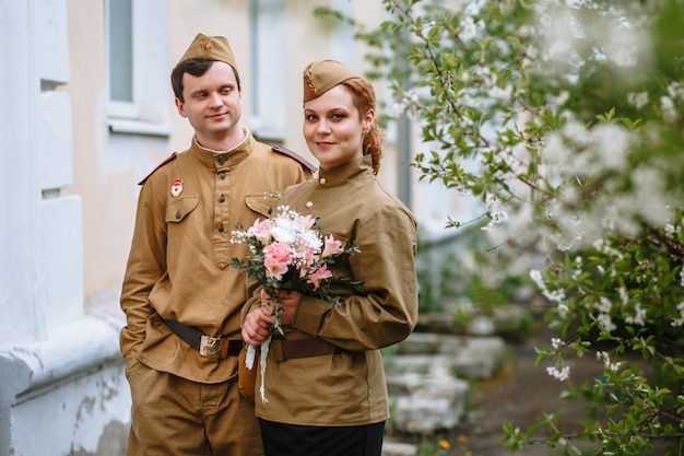 Mensen in Sovjet-militaire uniformen