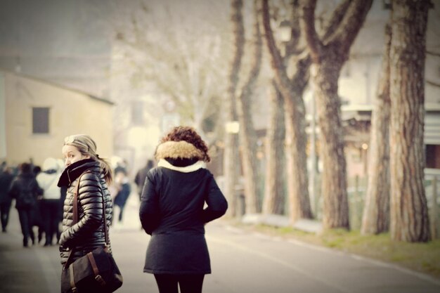 Foto mensen in warme kleding die in de winter op de weg lopen