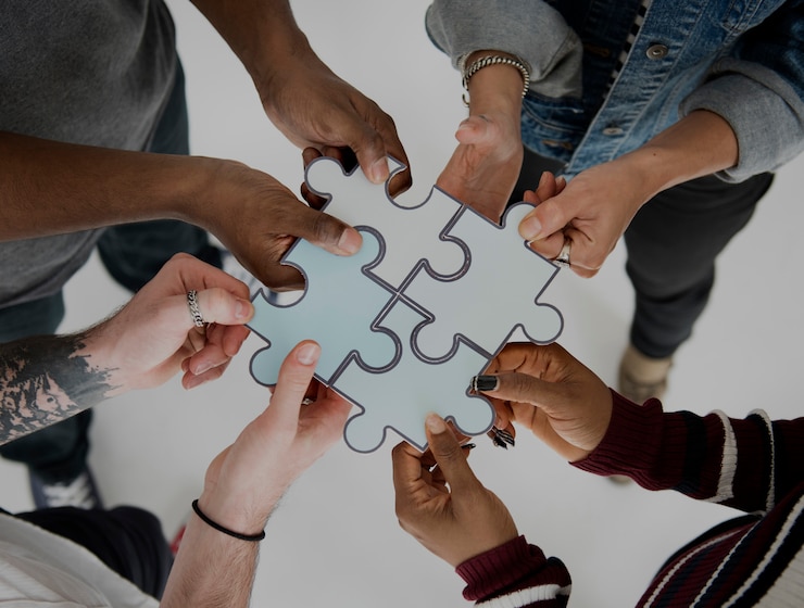 Foto mensen jigsaw puzzle samen partnerschap teamwork