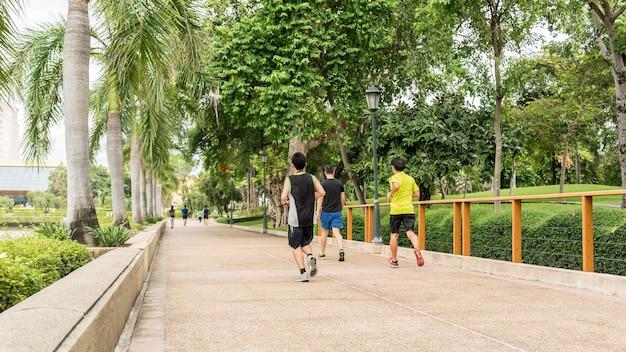 Mensen joggen in Benchakitti park, groene long van Bangkok, in de avond, Thailand