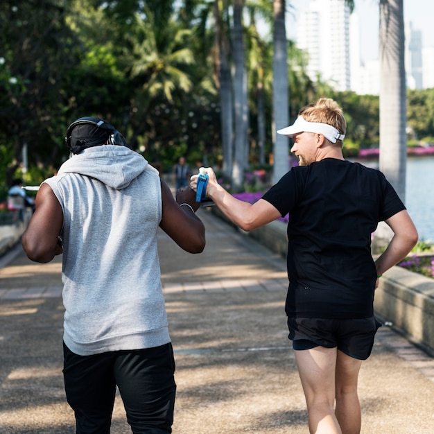 Mensen joggen in het park