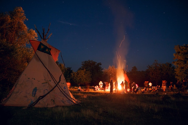 Mensen kamperen 's nachts in een bos