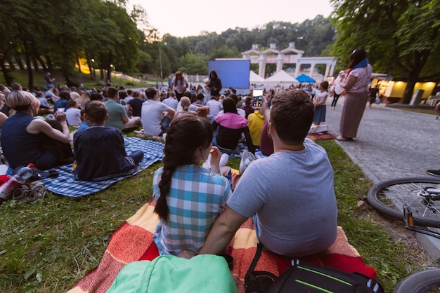 Mensen kijken naar film in openluchtbioscoop in stadspark