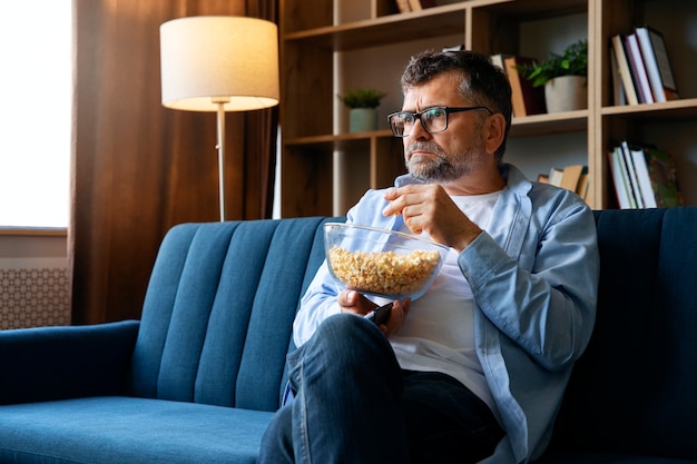 Mensen kijken naar nieuws op tv