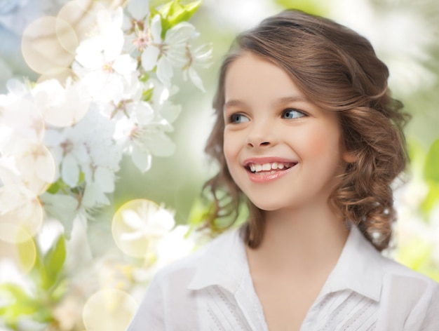 mensen, kinderen, seizoen en geluk concept-gelukkig meisje over zomer of lentetuin achtergrond