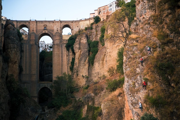 Mensen klimmen met de Ronda-brug op de achtergrond Ronda Andalusië Spanje