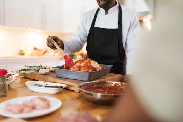 Mensen koken in de keuken