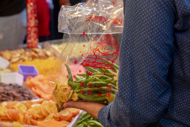 Mensen kopen gedroogd fruit en groenten op de beroemde nieuwjaarsstraat van Taipei voor het nieuwe jaar