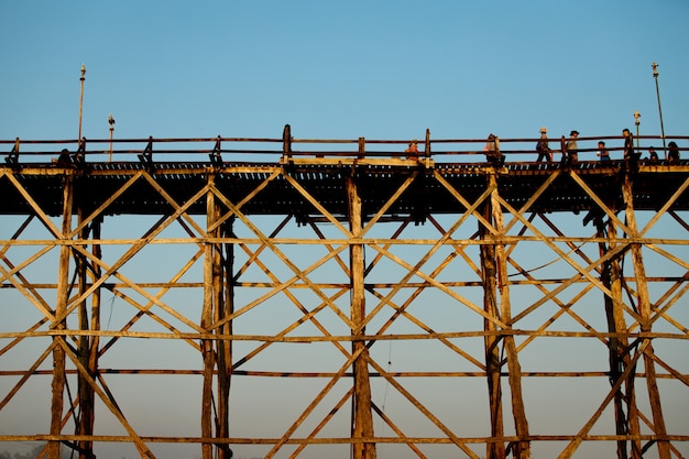 Mensen levensstijl op Sangklaburi of Myanmar hoge houten brug over de rivier Songaria, beroemde toeristische bestemming prachtig uitzicht en lokale traditionele cultuur.