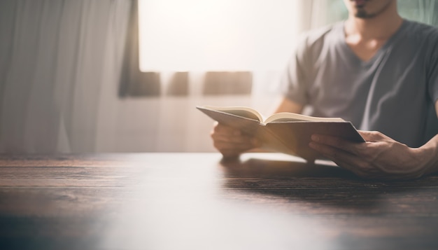 Mensen lezen boeken om het kennisvermogen te vergroten