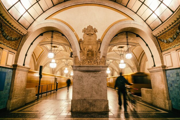 Foto mensen lopen bij het treinstation.