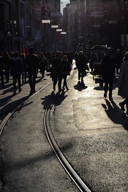 Foto mensen lopen door de straten van de stad.