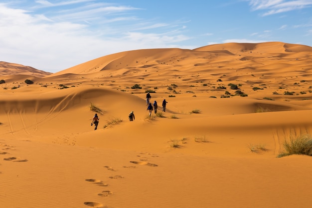 Mensen lopen door de woestijn