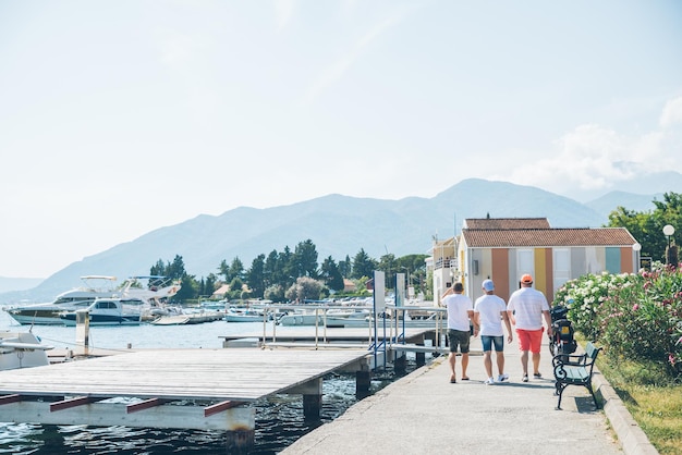 Mensen lopen door dijk bergen op achtergrond