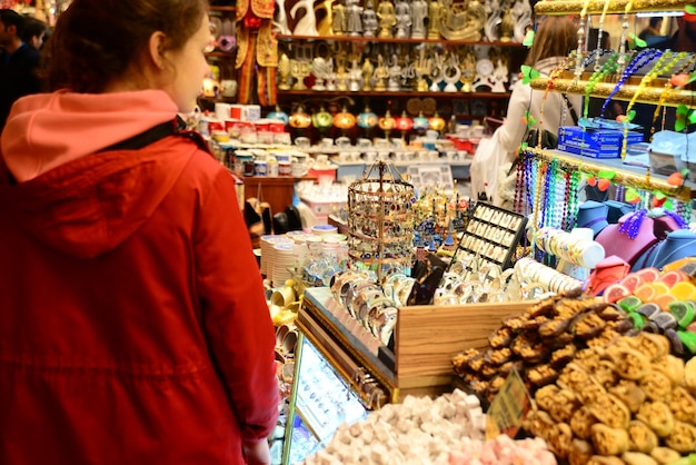 Mensen lopen en winkelen in de Spice Bazaar (Misir Carsisi), een van de grootste bazaars.