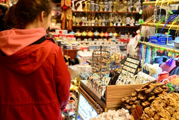 Mensen lopen en winkelen in de Spice Bazaar (Misir Carsisi), een van de grootste bazaars.