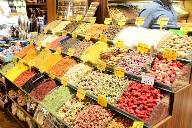 Mensen lopen en winkelen in de Spice Bazaar (Misir Carsisi), een van de grootste bazaars.