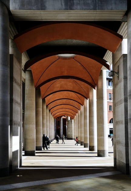 Mensen lopen in de gang van het gebouw.