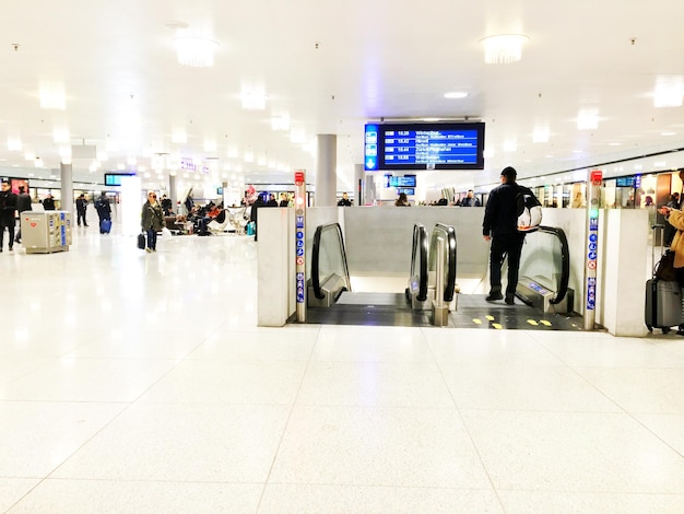 Mensen lopen in de lobby van de luchthaven.