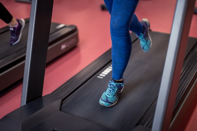 Mensen lopen op de loopband in de sportschool