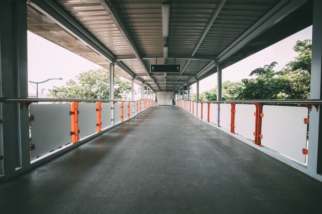 Mensen lopen op de skywalk. wazig zakenmensen lopen op loopbrug