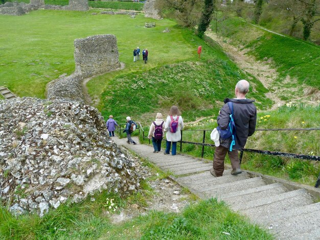 Foto mensen lopen op de trappen van het historische kasteel.