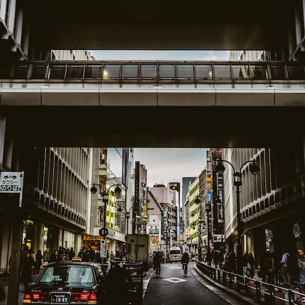 Mensen lopen op een brug in de stad tegen de lucht.