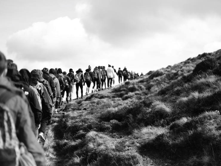 Foto mensen lopen op het landschap tegen de lucht