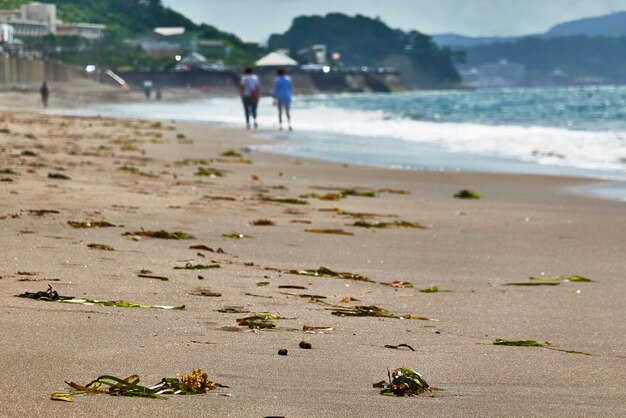 Foto mensen lopen op het strand.