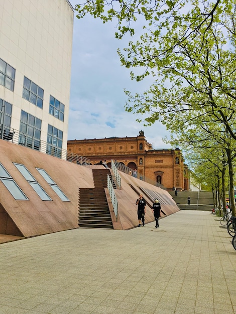 Foto mensen lopen op het voetpad bij het gebouw tegen de lucht - museumswelt hamburg - hamburg