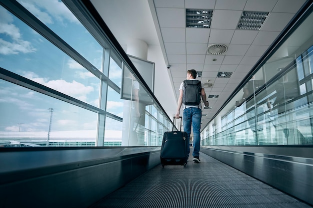 Mensen lopen op roltrappen.