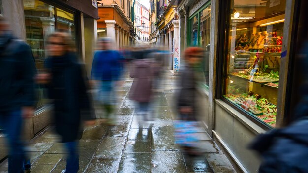 Mensen lopen op straat in de stad.