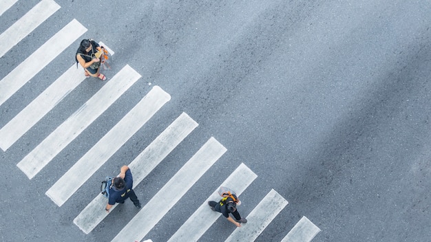 mensen lopen op straat voetgangers kruispunt in de straat van de stad.