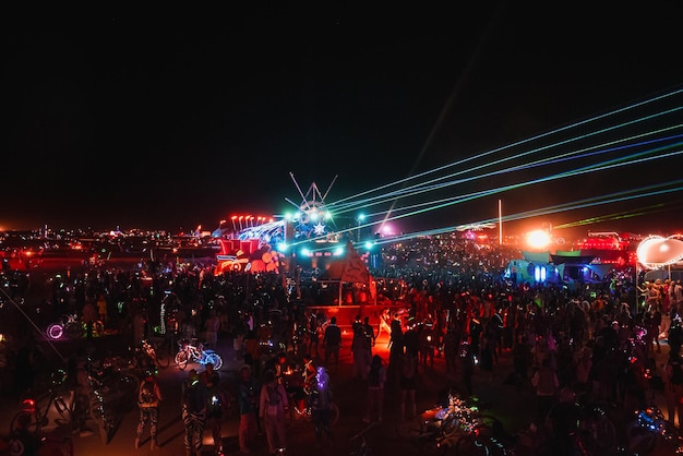 Mensen lopen richting zonsondergang op een festival in de woestijn