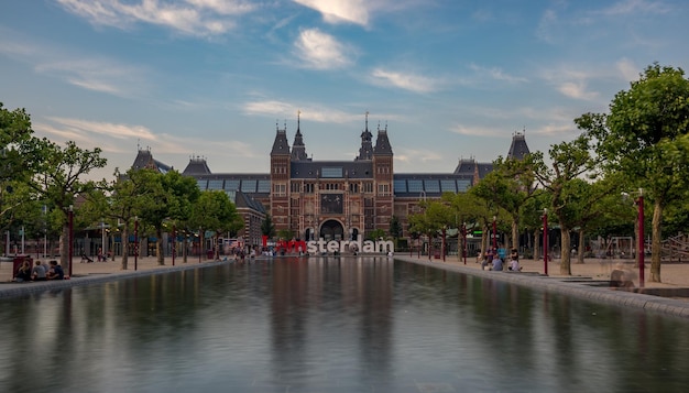 Mensen lopen tegen een gebouwde structuur.