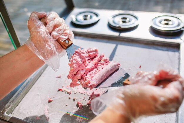 Foto mensen maken roergebakken ijsjes in de vriespan.