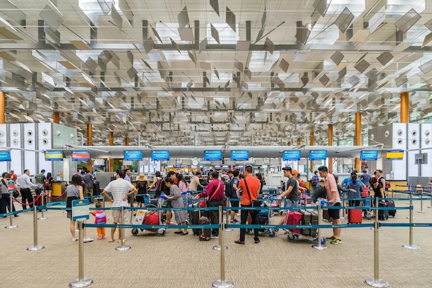 Mensen met bagage op de luchthaven