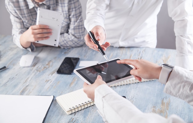 Mensen met behulp van digitale tablet op kantoor.