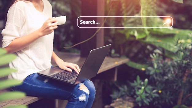 Mensen met behulp van een laptop of computer zoeken naar informatie op het internet online maatschappij web met zoekvak icoon en copyspace