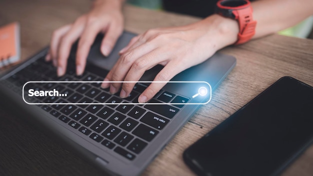 Mensen met behulp van een laptop of computer zoeken naar informatie op het internet online maatschappij web met zoekvak icoon en copyspace