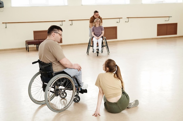 Mensen met een handicap en hun partners in een dansstudio