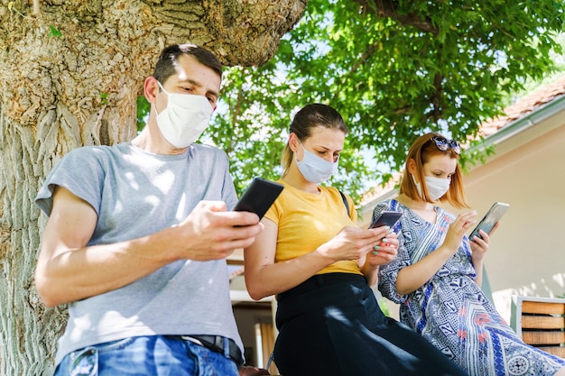 Mensen met een mobiele telefoon tegen de camera.