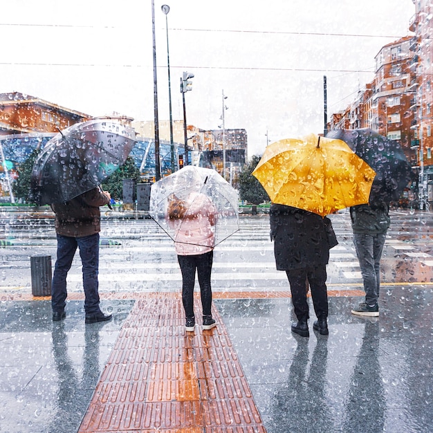 mensen met een paraplu in regenachtige dagen in de stad Bilbao, Spanje