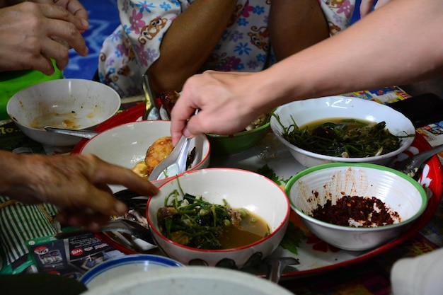 Mensen met eten op tafel.