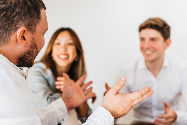 Foto mensen met gesprek tijdens vergadering