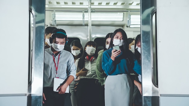 Mensen met gezichtsmaskers op een drukke openbare metro