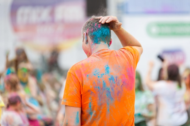 Mensen met handafdrukken gemaakt met holikleuren op hun kleurrijke kleding tijdens Holi Festival, Festival of Colors